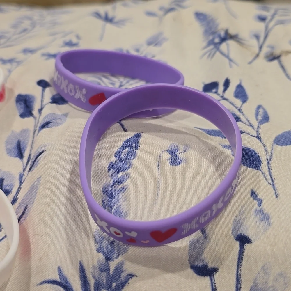 ❤️10/$13 New 9 piece kids rubber bracelets Valentines Day Random